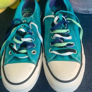 Converse low top peacock skull themed teal sneaker
